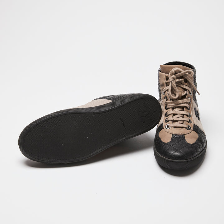 Pre-Loved Chanel™ Two Tone Black/Tan Calfskin & Lambskin Leather Sneakers Size 41