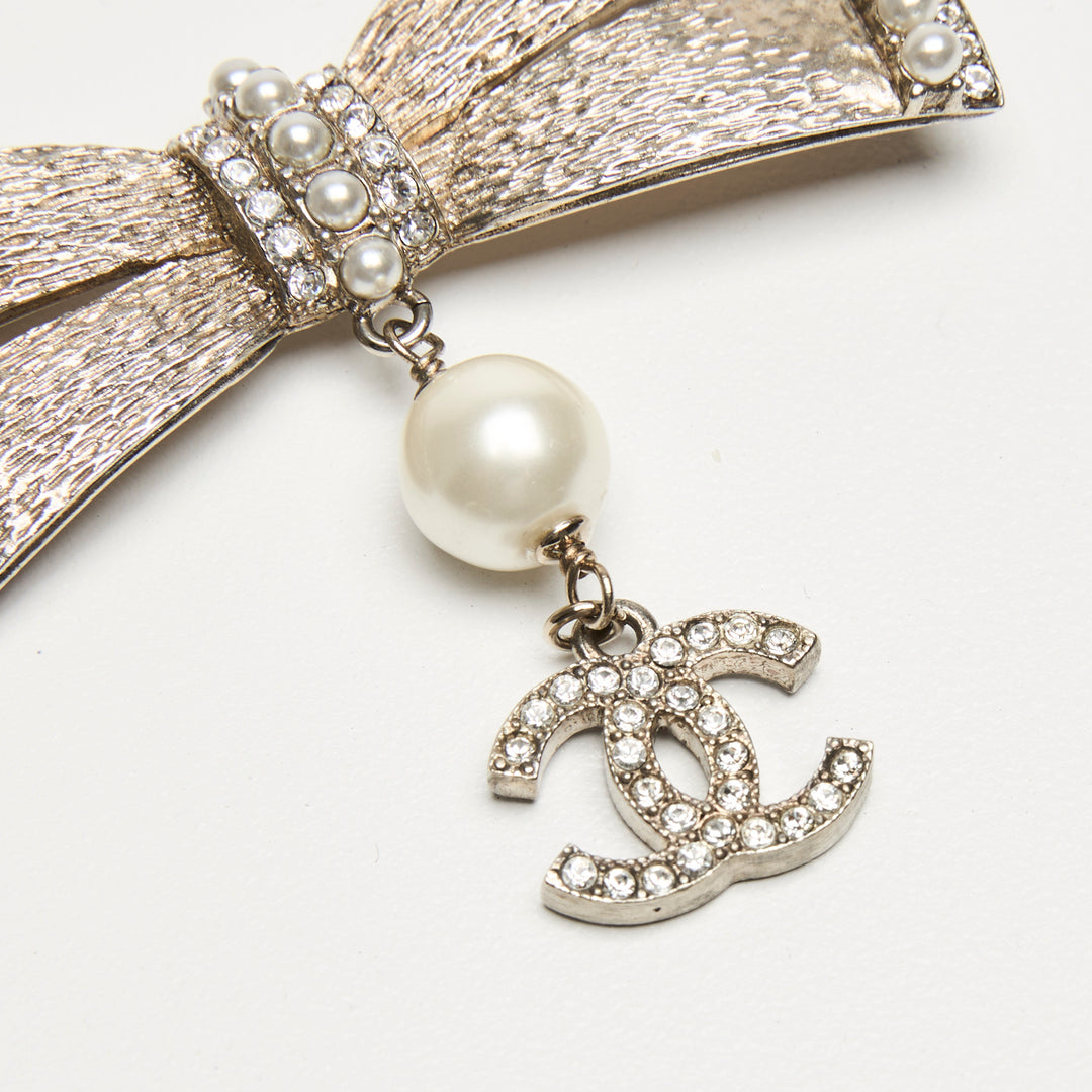 Pre-Loved Chanel™ Champagne Gold-Tone Bow & Logo Faux Pearl Drop Brooch