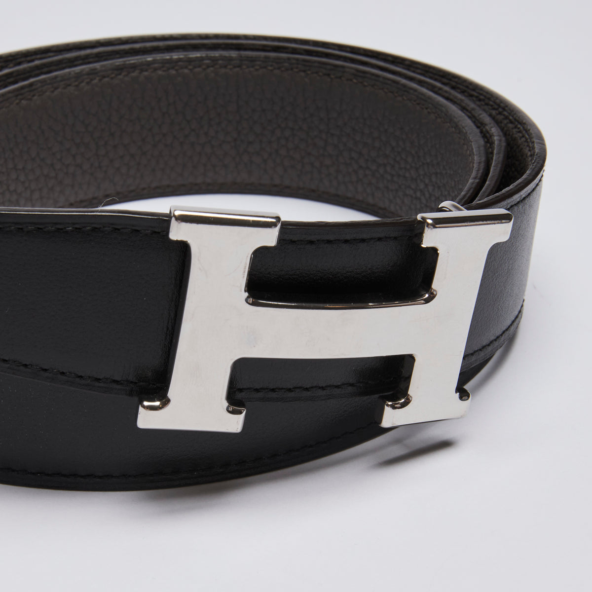 Pre-loved Black Lambskin and Grey Grained Leather Two-Toned Reversible Unisex Belt.(close up)