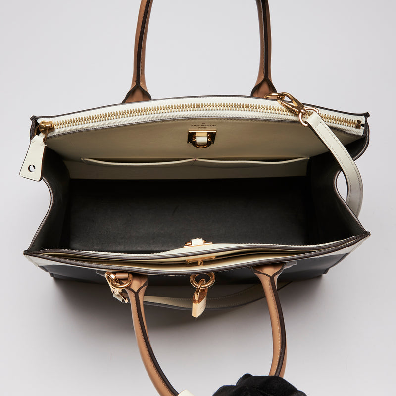 Excellent Pre-Loved Ivory/Dark Beige/Black Smooth Leather Top Handle Bag. (inteiror)