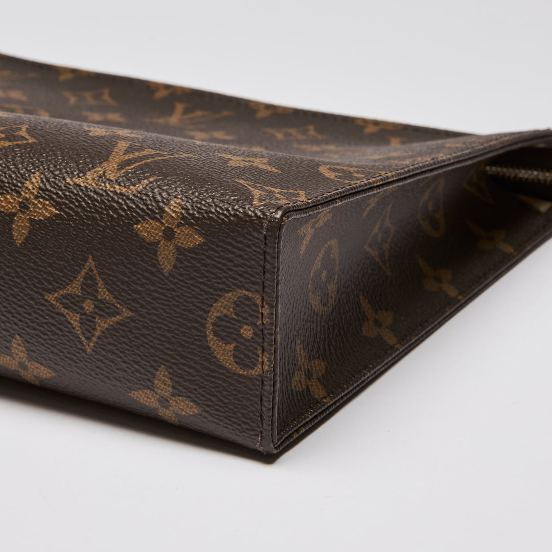 Excellent Pre-Loved Monogram Coated Canvas Toiletry Pouch. (corner)