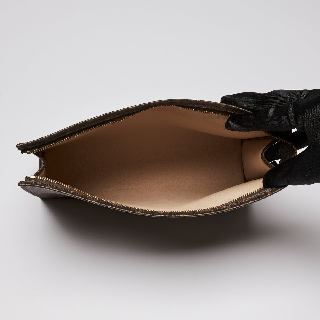 Excellent Pre-Loved Monogram Coated Canvas Toiletry Pouch. (inteiror)