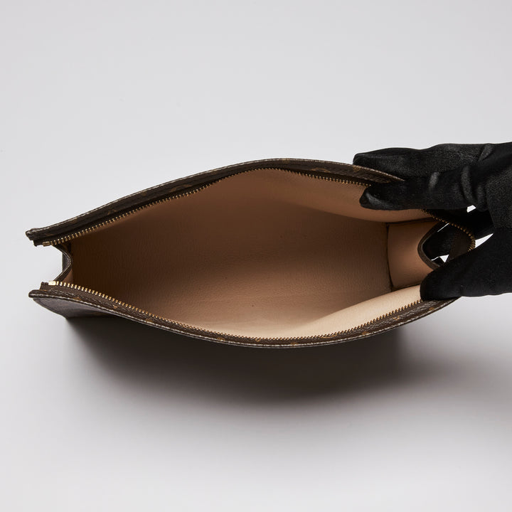 Excellent Pre-Loved Monogram Coated Canvas Toiletry Pouch. (inteiror)